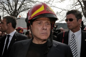 berlusconi-casco-terremoto.jpg