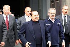 berlusconi-contestato-napoli.jpg